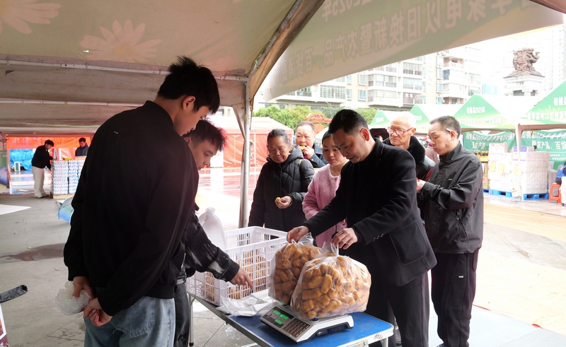 消费者购买白底豆腐果。