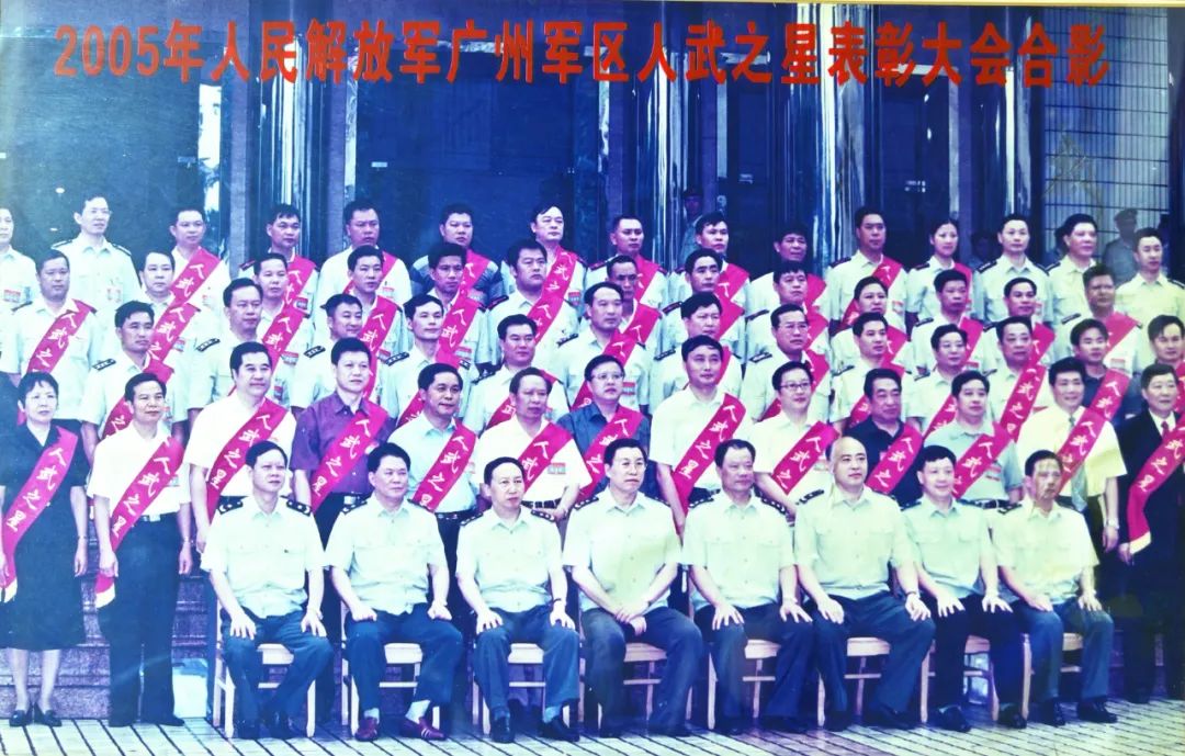 5莫兆钦获广州军区授予“人武之星”荣誉称号.jpg