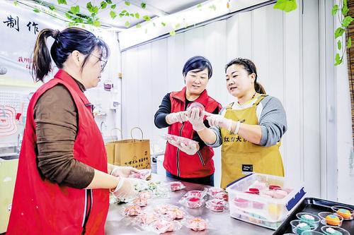 唐山“红缨”志愿服务队搭乘“电商快车”  从田埂到屏幕，让滞销农货变畅销