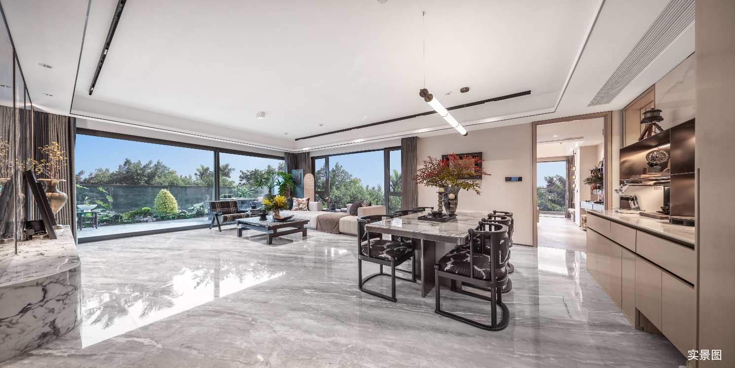 房间里有桌子和椅子

AI 生成的内容可能不正确。