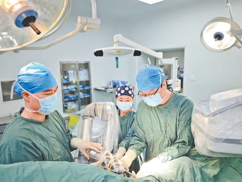 机器人助力107岁老人骨科手术