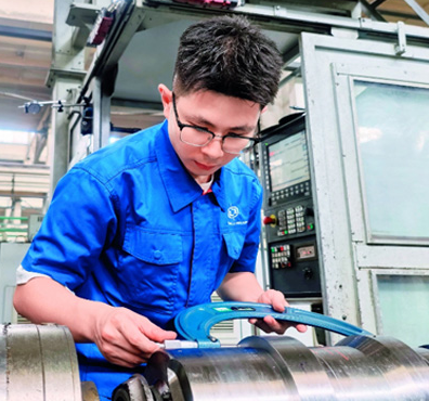 刘彦冰代表: 以匠心践初心 以青春赴使命