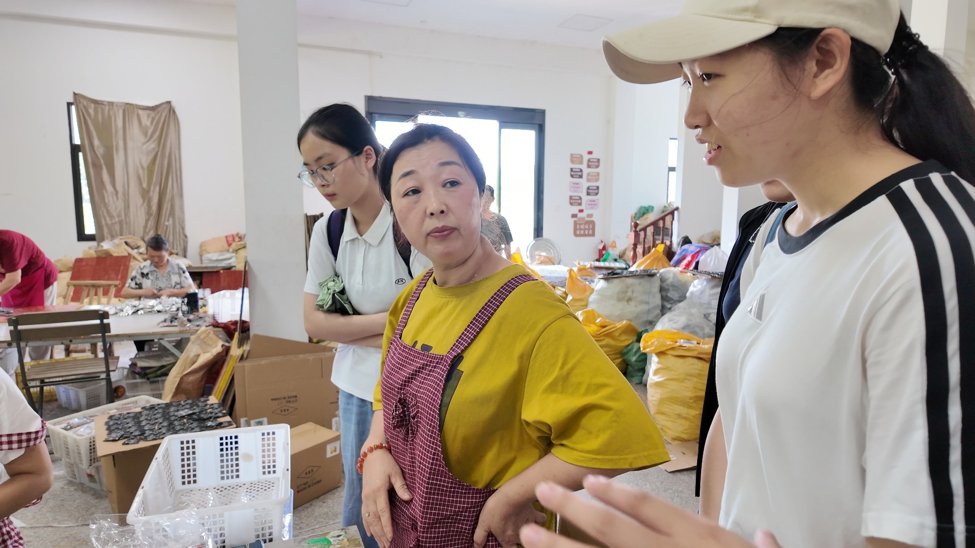 1采访共富工坊工作人员.jpg