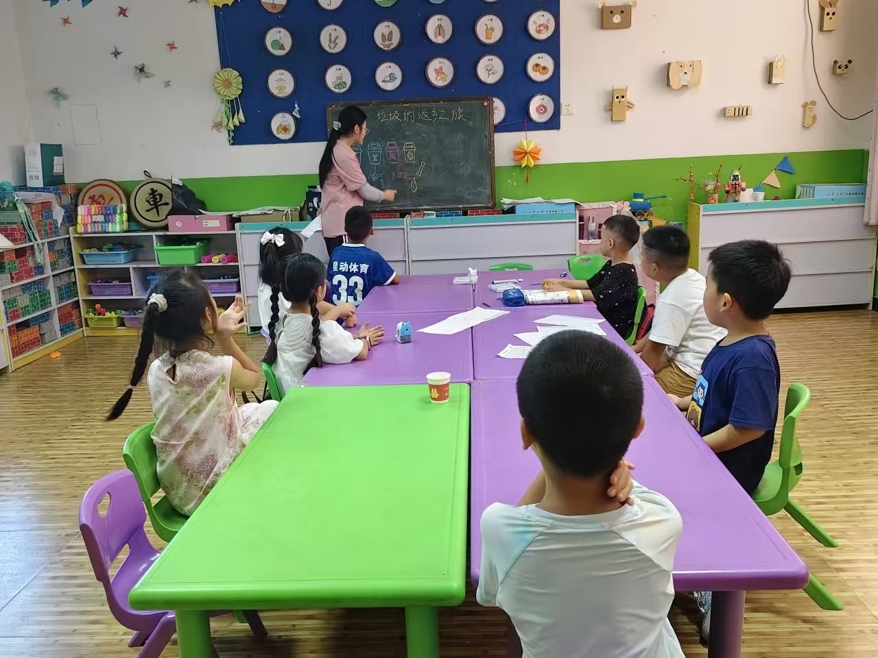 课堂上孩子们认真聆听垃圾分类知识讲解.jpg