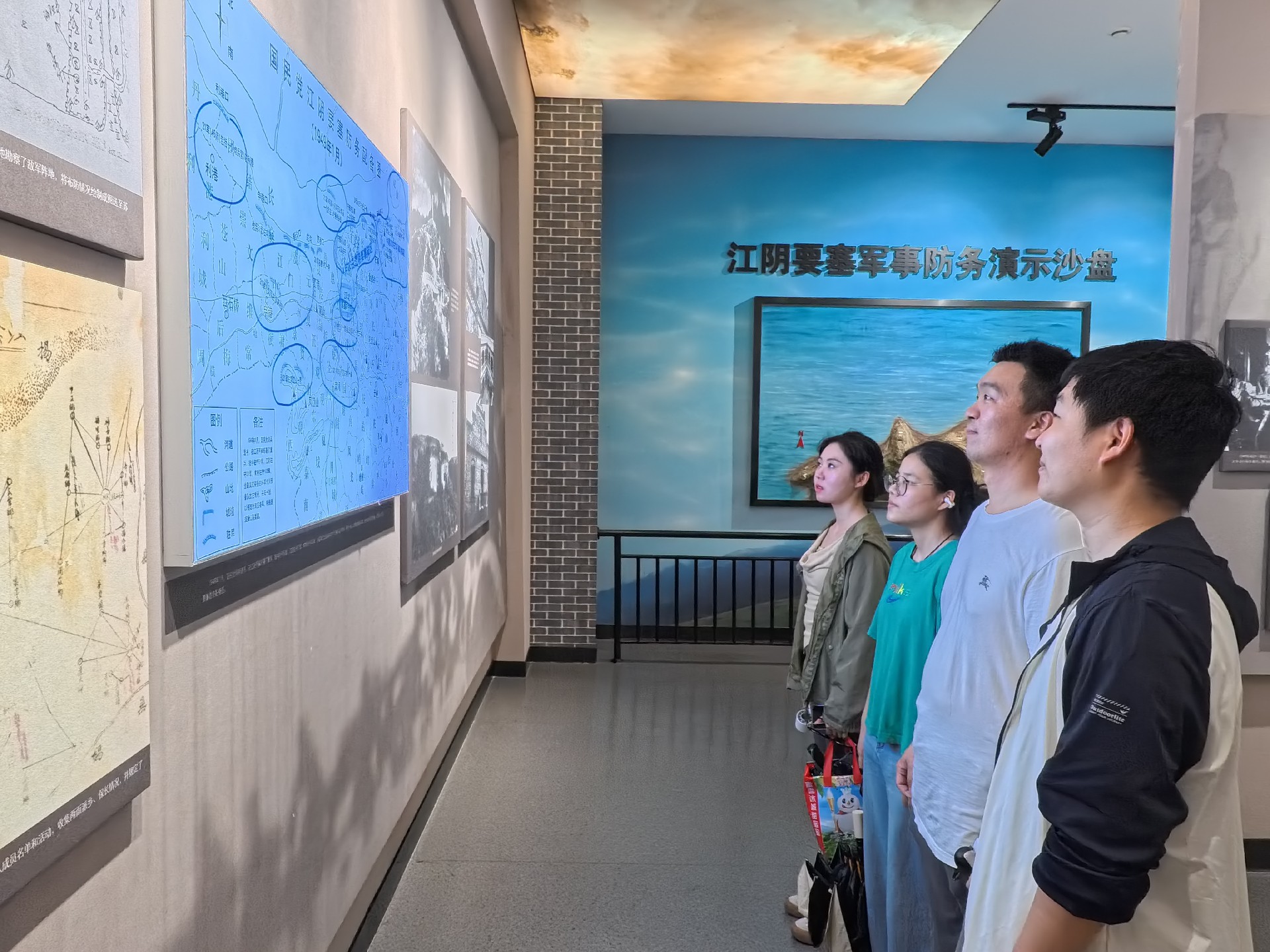 图为实践团成员学习渡江战役东线革命斗争历史.jpg
