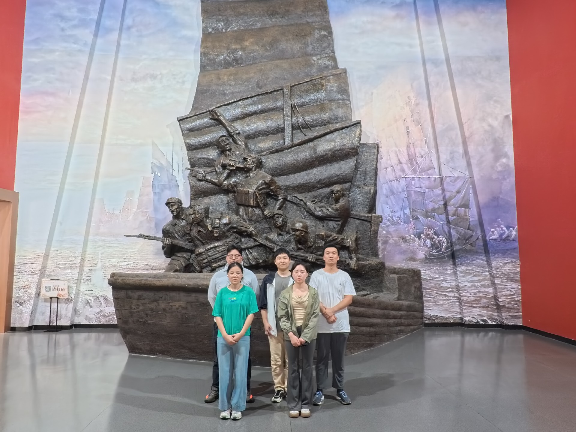 图为实践团成员在江阴革命烈士纪念馆合影留念.jpg
