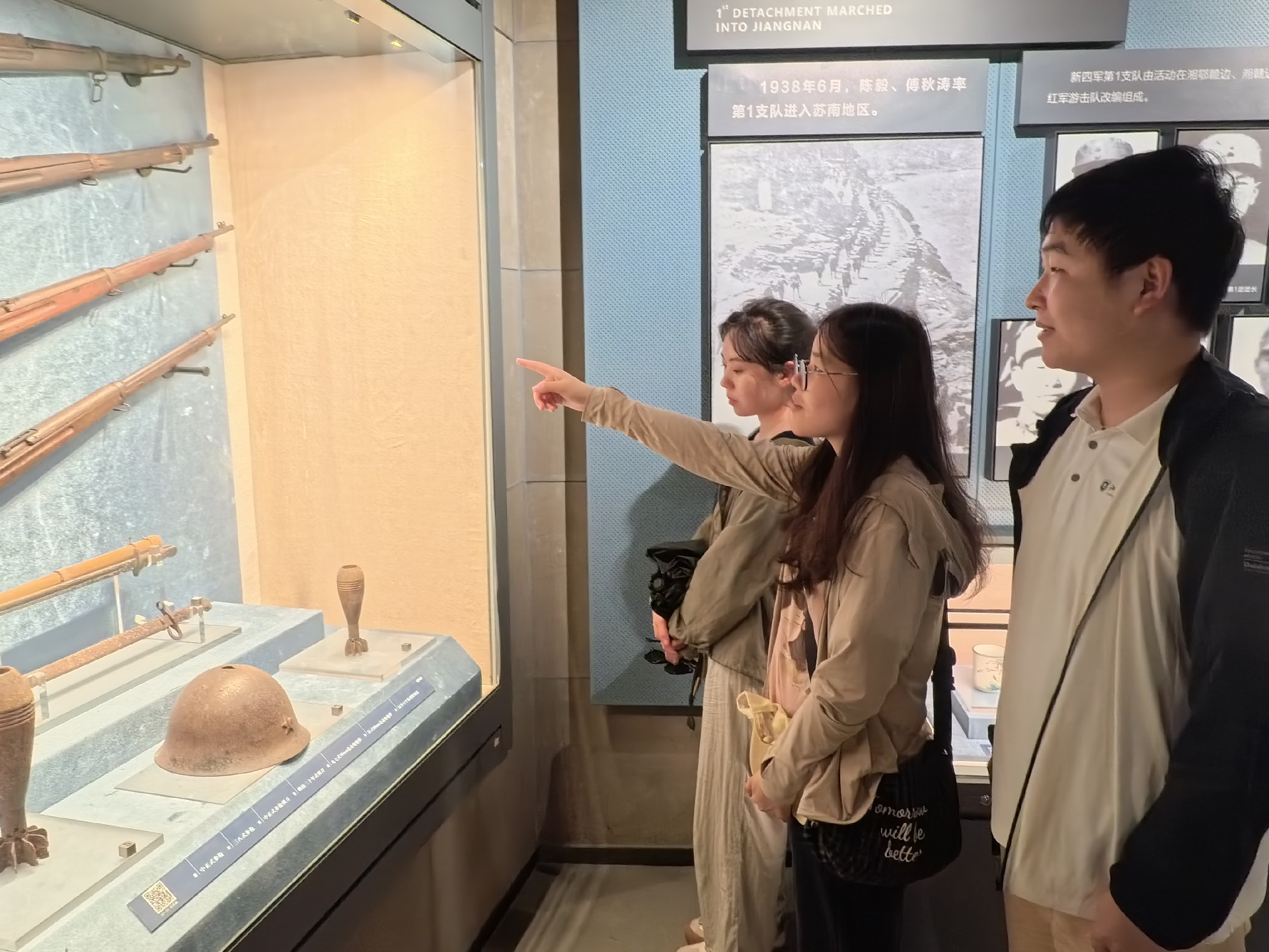 图为实践团成员在新四军江南指挥部纪念馆学习苏南抗战历史史料.jpg
