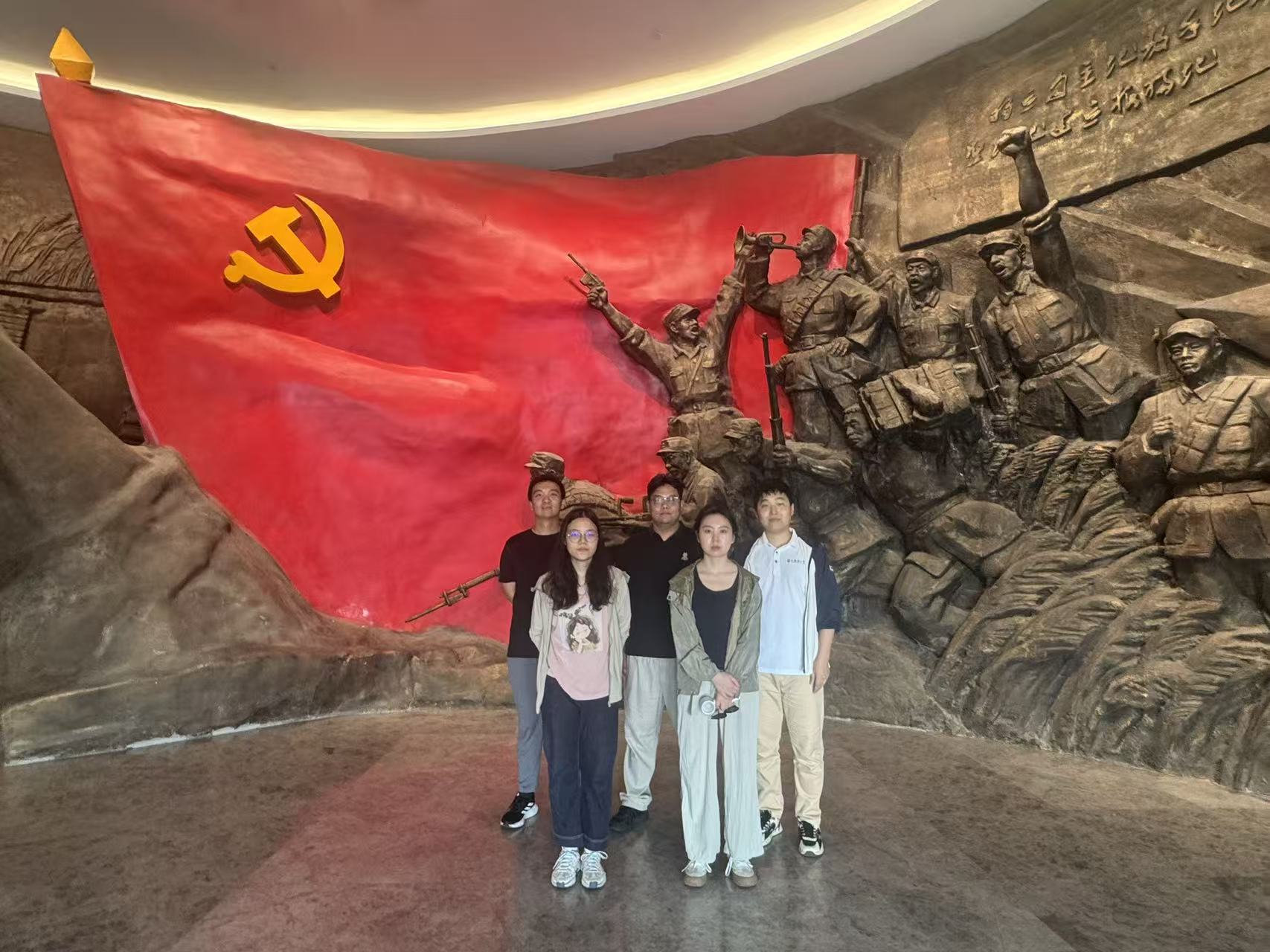 图为实践团在新四军江南指挥部纪念馆合影.jpg