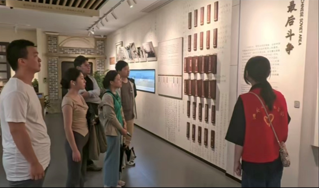 图为实践团成员在瞿秋白纪念馆聆听革命先辈事迹讲解.png