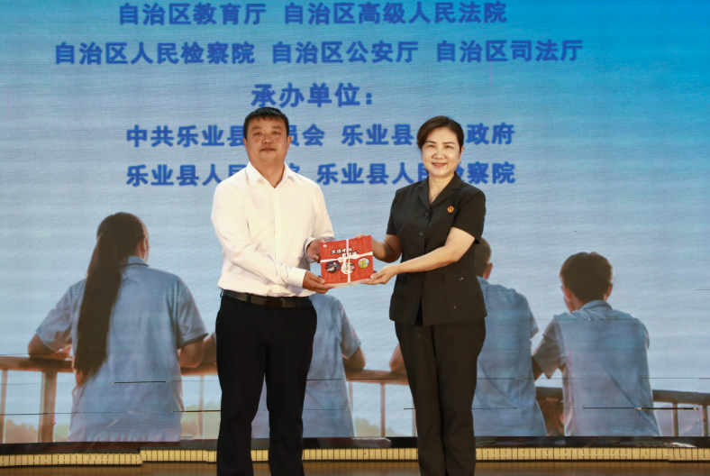 广西650万名中小学生同看“开学法治第一课” 广西650万名中小学生同看“开学法治第一课”