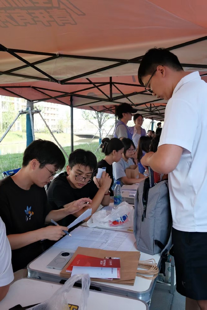 图为志愿者为新生办理信息核验、材料审核等手续。.jpg