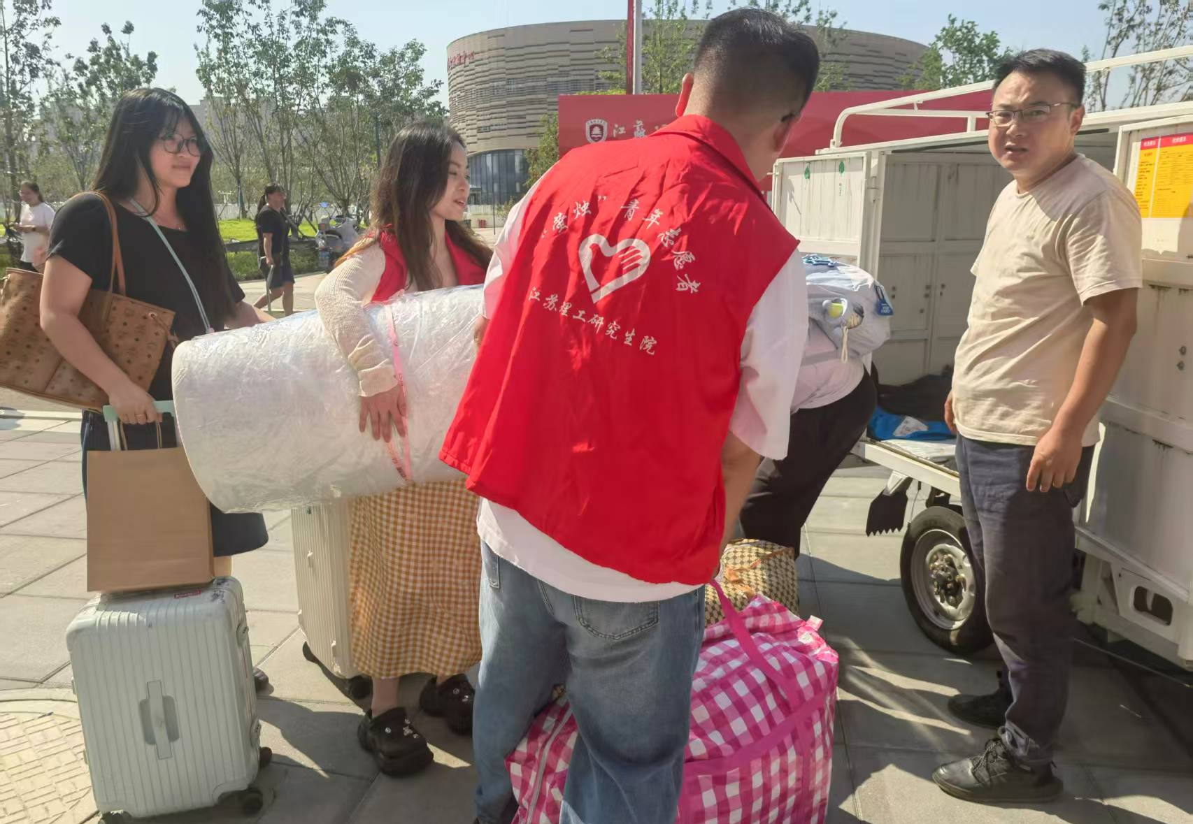 图为志愿者协助新生搬运行李.jpg