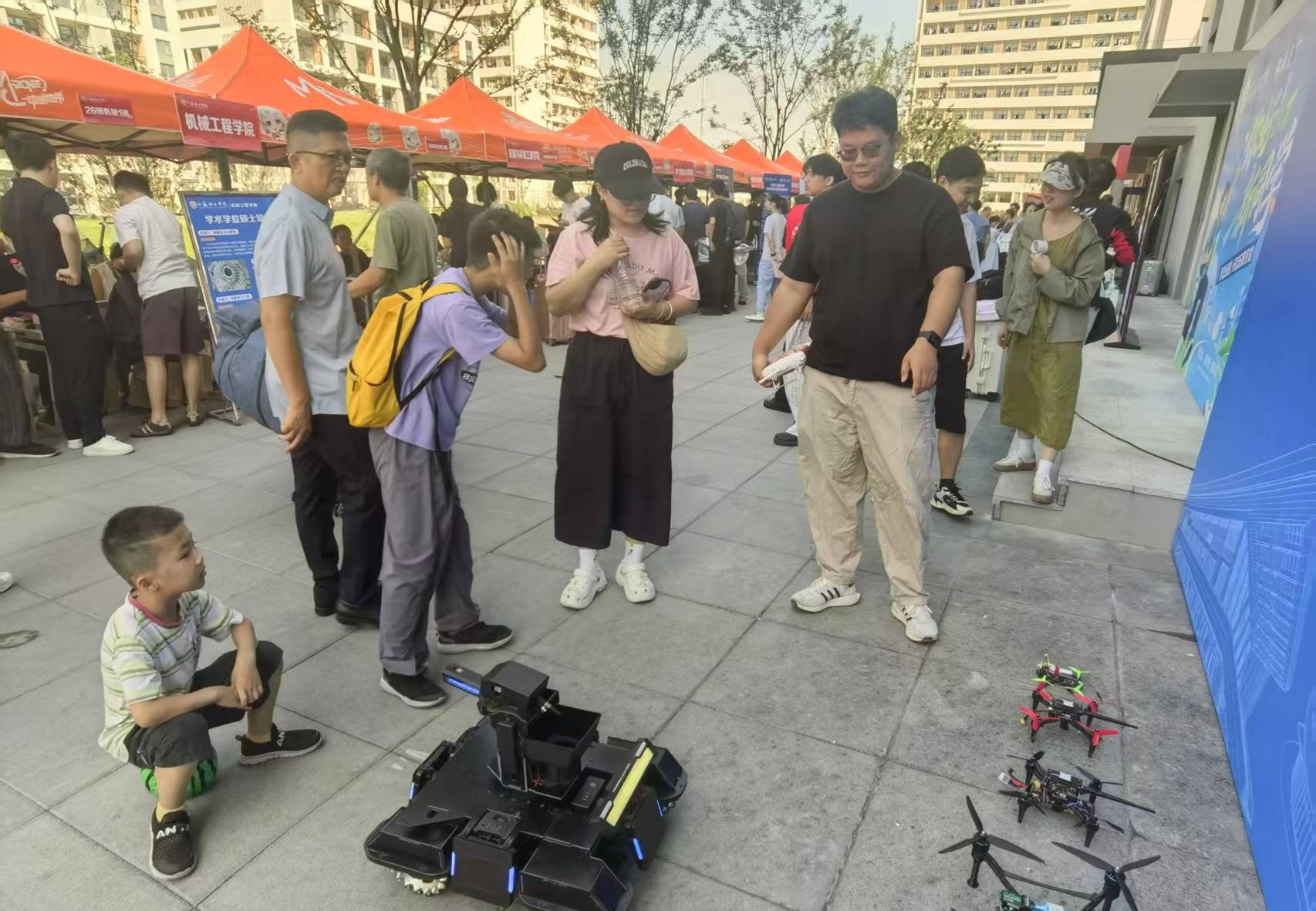 图为无人机、移动机器人等科创成果亮相迎新现场。.jpg