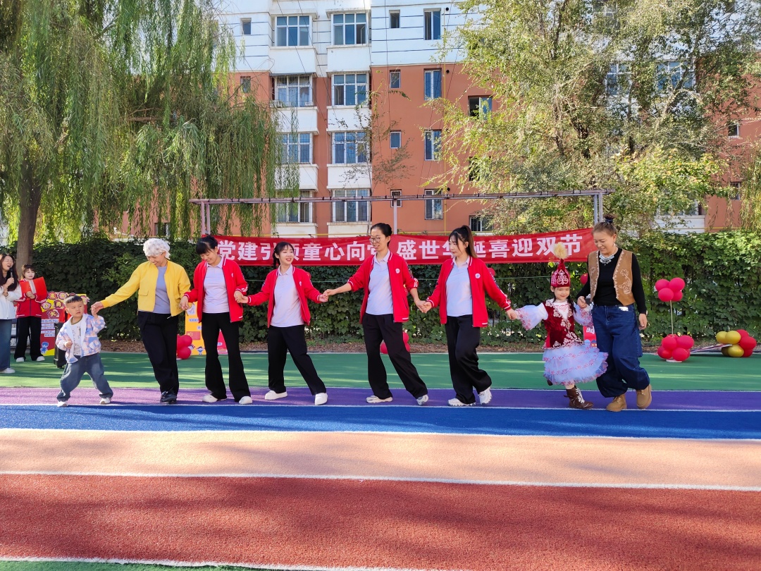 图为师生家长共跳《爱我中华》。舞步、歌声与朗诵交织,将现场气氛推向高潮,生动展现了“中华民族一家亲”的和谐画面。.jpg
