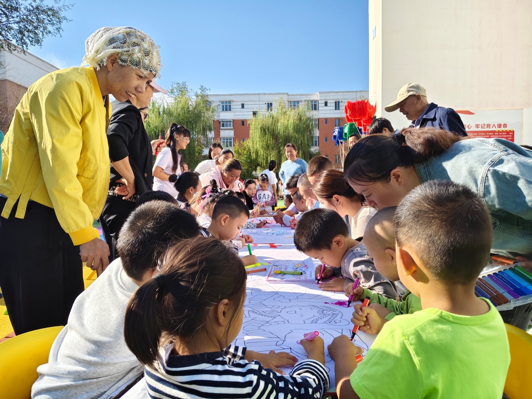 图为户外“长卷绘山河”现场。百米画卷铺展,孩子们挥毫泼彩,绘大好河山,颂盛世中华。.jpg