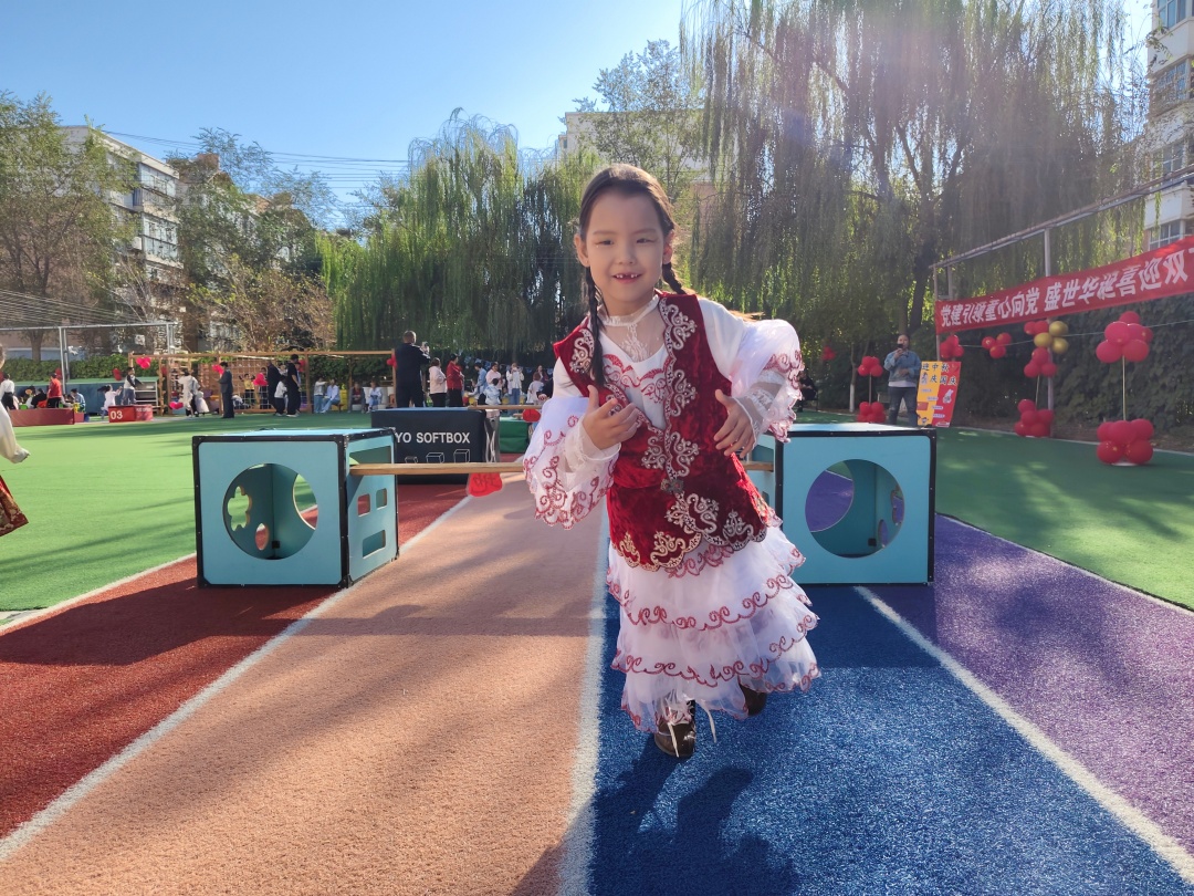 图为孩子们参与“重走长征路,小勇士大闯关”活动现场。.jpg