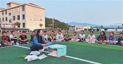 山里娃长大后,又教起了山里娃