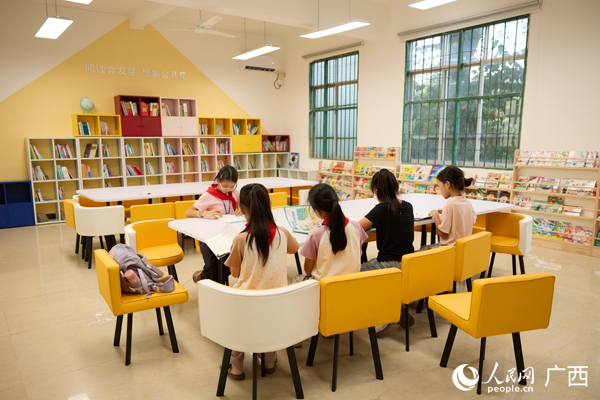学生在贝壳书屋进行阅读。人民网记者王勇摄