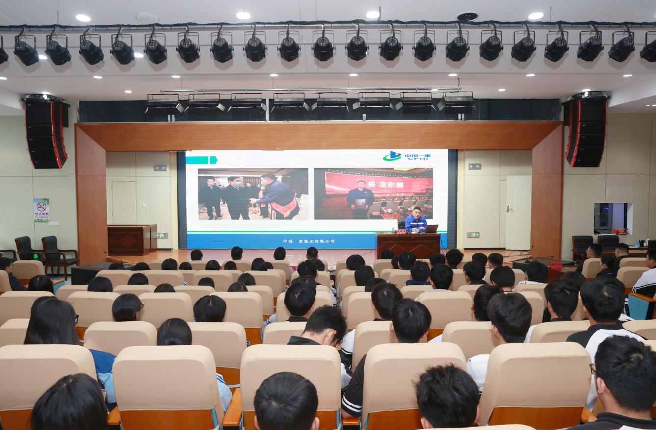 刘伯鸣结合成长事迹阐释工匠精神,激励青年学子苦练技能、匠心筑梦。吴天元摄
